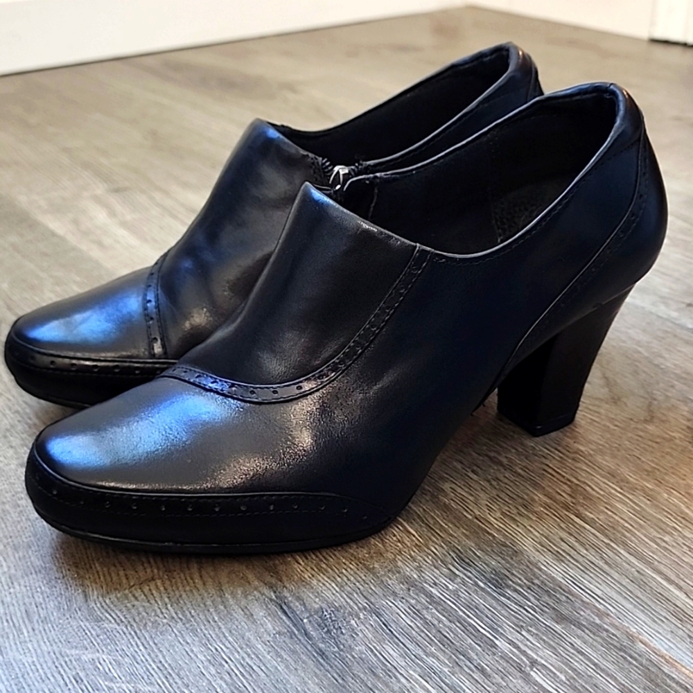 Clarks Artisan Mika Sue Ankle Heel Bootie with side zipper - Picture 1 of 6